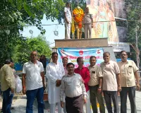 सत्य को शक्ति, अहिंसा को साहस और सत्याग्रह को अन्याय के विरुद्ध  प्रभावशाली अस्त्र बनाकर  गाँधी ने स्वतंत्रता संग्राम को दिशा दी,