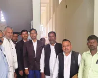 तेलगुड़वा-कोन मार्ग का निर्माण कार्य ठप, राहगीर हो रहे हैं गिरकर चोटिल