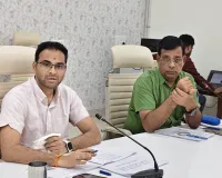डीएम की मैराथन समीक्षा में अफसरों पर सख्ती, लापरवाही पर वेतन रोकने और स्पष्टीकरण के निर्देश