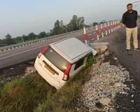 गंगा एक्सप्रेसवे पर डिवाइडर से टकराई कार, चार गंभीर: चारधाम यात्रा पर निकला था परिवार