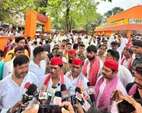 सड़क पर उतरे सपा कार्यकर्ता