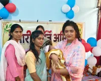 हमारी कीर्ति अभियान के तहत कीर्ति और गौरी को उपहार देने पहुंचीं आकांक्षा समिति की अध्यक्ष आरुषी मिश्रा, बच्चियों से मिलकर हुईं भावुक
