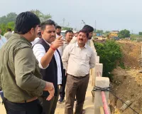 जिलाधिकारी ने पटवध-बसुआरी मार्ग एवं घाघर नदी पर निर्माणाधीन सेतु की प्रगति का लिया  जायजा