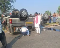 अनियंत्रित होकर दर्शनार्थियों से भरी बोलेरो पलटी, एक दर्जन दर्शनार्थी घायल 