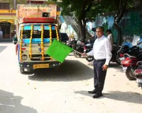 जिलाधिकारी ने पराली जलाये जाने से हो रहे प्रदूषण की रोकथाम हेतु  प्रचार वाहन को हरी झंण्डी दिखाई