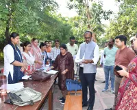 मतदाता सूची में नाम जुड़वाने के लिए विशेष कैंप का डीएम ने किया निरीक्षण