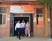 मतदाता पंजीकरण अभियान के तहत जिलाधिकारी ने विभिन्न मतदेय स्थलों पर आयोजित विशेष कैम्प का किया निरीक्षण