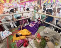 हाथ पर कलश, अटूट आस्था; बिगड़ती सेहत पर डॉक्टरों की चिंता, व्रत तोड़ने को तैयार नहीं गुड्डी देवी