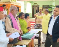 मतदाता पंजीकरण अभियान के तहत जिलाधिकारी ने विभिन्न मतदेय स्थलों पर आयोजित विशेष कैम्प का किया निरीक्षण