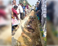 डिवाइडर से टकराकर नाले में गिरी बाइक, तीन युवकों की मौत