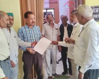 किसानों ने राहत राशि न मिलने पर की लेखपाल की शिकायत 