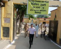 जिलाधिकारी ने गौरीबाजार और बैतालपुर में मतदान केंद्रों का किया निरीक्षण