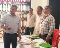 जिलाधिकारी ने ईवीएम एफएलसी के कार्य का निरीक्षण किया