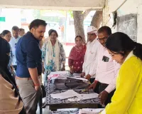 डीएम ने मतदाता पंजीकरण कैंपों का किया  निरीक्षण