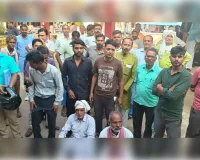 खाद न मिलने पर किसानों ने एसडीएम कार्यालय के बाहर की नारेबाजी 