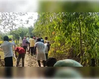 नरहरपुर में चकमार्ग पर मिट्टी पटाई का कार्य जारी, मौके पर पहुंचे मीडिया कर्मियों ने मजदूरों को काम करते देखा