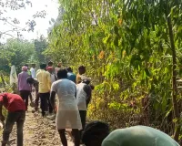 नरहरपुर में चकमार्ग पर मिट्टी पटाई का कार्य जारी, मौके पर पहुंचे मीडिया कर्मियों ने मजदूरों को काम करते देखा