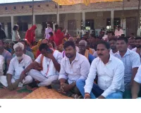 आजादी के दशकों बाद भी सड़क नसीब नहीं! 2.5 किमी कच्चे रास्ते पर जिंदगी की जंग लड़ रहे पांचू पुरवा के ग्रामीण, धरने पर बैठे लोग