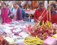 करवाचौथ के पावन पर्व पर जहां कार्यरत महिलाओं को प्रदेश सरकार द्वारा एक दिवसीय अवकाश घोषित किया गया ।उसी  खुशी में महिलाओं द्वारा बाजारों से खरीददारी करते हुए।