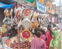 करवाचौथ को लेकर नैनी के बाजारों में बढ़ी रौनक