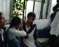 परीक्षा देकर घर लौट रही छात्राओं का टेंपो पलटा, तीन गंभीर