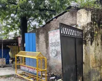 पेशाब से गल रहा पशु चिकित्सालय का मुख्य गेट, दुर्गंध से आमजन बेहाल