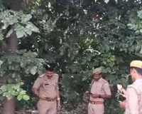 पेड़ से लटकता मिला 45 वर्षीय व्यक्ति का शव, इलाके में सनसनी