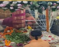 पूजा-अर्चना के लिए शहर के प्रमुख देवी मंदिरों में श्रद्धालुओं की भीड़ उमड़ी