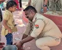 विजयादशमी पर पिपराइच थाने में दिखी शक्ति स्वरूपा कन्याओं की आराधना, थानाध्यक्ष अनूप सिंह ने पांव पखारकर किया पूजन