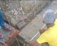 मानक के विपरीत बन रहा प्राथमिक विद्यालय, ग्रामीणों ने लगाया घटिया सामग्री के इस्तेमाल का आरोप