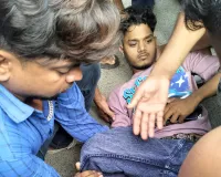 सड़क दुर्घटना में बाइक सवार युवक गंभीर, धनबाद रेफर