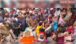 कांपते हाथों से बेटे ने दी मुखाग्नि, तिरंगे में लिपटे पिता को देख फूट पड़ा गांव का कलेजा