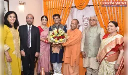 मुख्यमंत्री योगी आदित्यनाथ जी ने नवदंपति को दिया आशीर्वाद,ओडीओपी उत्पाद भेंट कर दी शुभकामनाएं