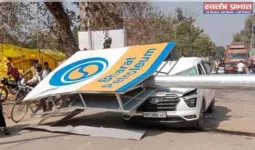 चलती कार पर गिरा पोल, सपा नेता  की दर्दनाक मौत