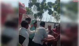 सदर विधायक जै किशन शाहु के भतीजे ने सरेआम की गुंडागर्दी युवक को चप्पलों से पीटा