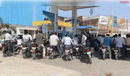 अफवाहों पर ना ध्यान दें लोग, अब पेट्रोल पंपों पर लगी लाइन,