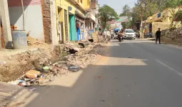 सड़क पर मलबा बना लोगों की मुसीबत