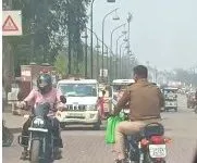 बिना हेलमेट बाइक चलाते दिखे निंबू पार्क पुलिस चौकी के पुलिसकर्मी