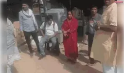 कानपुर: दूषित जलापूर्ति पर फूटा पार्षद का गुस्सा, जेई को धूप में बैठाकर कराया काम शुरू