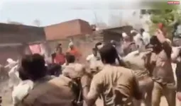 गाजीपुर में लड़की की हत्या पर बवाल, सपा डेलिगेशन पर पथराव; कांग्रेस बोली- सीबीआई जाँच हो