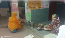 अव्यवस्था की आग में झुलसता बचपन: टिकरा सामद के विद्यालय में गैस के बजाय चूल्हे पर बन रहा मिड-डे मील