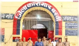 दो निवाले ज्यादा मांगने के जुर्म में जेल के आला अधिकारियों ने कैदी को पेड़ से बांधकर जानवरों की तरह पीटा