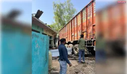 रफ्तार का कहर:अनियंत्रित ट्रक घर में घुसा, बड़ा हादसा टला – मकान क्षतिग्रस्त