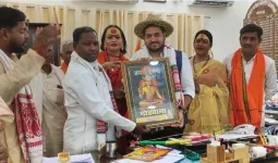 जिलाधिकारी चर्चित गौड़ का पारंपरिक सम्मान के साथ अभिनंदन, जनहित मुद्दों पर विशेष चर्चा