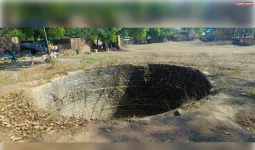 बिना जगत का जमीन से सटा हुआ है कुआं दे रहा है दुर्घटना को दावत। 