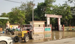 कलेक्ट्रेट परिसर से पंपसेट से निकाला गया पानी, नगर पालिका की खोखली व्यवस्था हुई उजागर