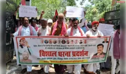 जन समस्याओं के विरोध में सपा कार्यकर्ताओं का प्रदर्शन।