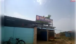 ड्रमडगंज क्षेत्र में झोलाछाप डॉक्टरों की भरमार बड़े-बड़े बोर्ड लगाकर बड़े-बड़े सर्जन डाक्टर के नाम की लिस्ट लगाकर कर रहे हैं व्यापार। 
