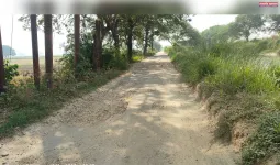 नहर मार्ग की सड़क ग्रामीणों और राहगीरों के लिए बनी है जोख़िम 
