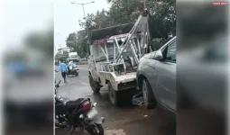 यातायात व्यवस्था में बाधित बनीं कारों को क्रेन से खींचकर भिजवाया थाने 